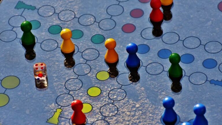 Budowanie fortecy z poduszek i koców