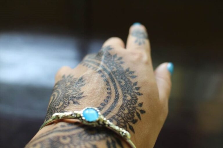 Czy folia jest skuteczną formą ochrony przed zanieczyszczeniem tatuażu