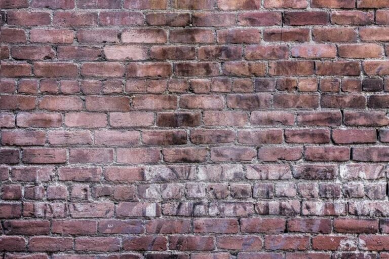 Najlepsze kolory dla pomieszczeń z czerwoną cegłą